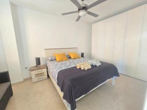 Una cama o camas en una habitación de Apartamento céntrico en Candelaria con piscina II 16 fotos más