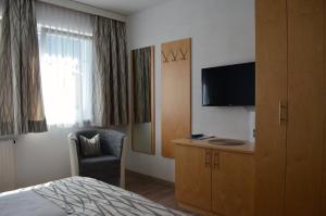 a hotel room with a bed and a tv at Apart Anna in Ischgl