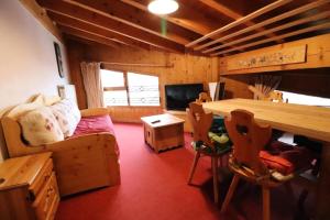 een kamer met een bed en een bureau in een hut bij Résidence Rosset - 2 Pièces pour 6 Personnes 574 in Tignes
