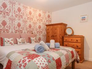 una camera con letto e cassettiera di Clements Cottage a Paignton