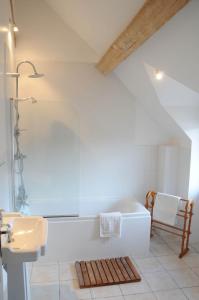 ein Badezimmer mit einer Badewanne und einem Waschbecken in der Unterkunft Arc de Anges/Angel's Arch in Cussay