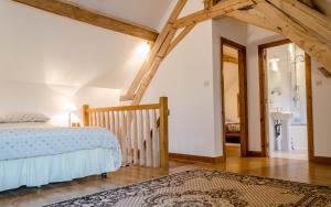 ein Schlafzimmer mit einem Bett und einen Flur mit einem Bad in der Unterkunft Arc de Anges/Angel's Arch in Cussay