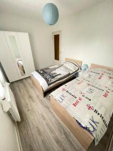- une chambre avec 2 lits dans l'établissement Location maison saisonnière, à Pleurtuit