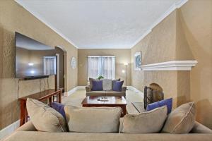 ein Wohnzimmer mit einem Sofa und einem Tisch in der Unterkunft Greenridge Getaway:Near Universities & Attractions in Scranton
