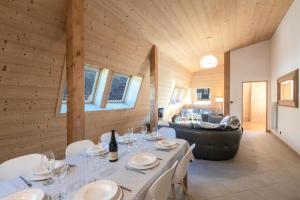 uma sala de jantar com uma mesa e uma banheira em Résidence Le Paradis - 5 Pièces pour 8 Personnes 774 em Chamonix-Mont-Blanc