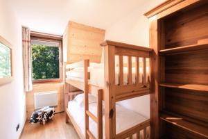 um quarto com beliches numa pequena casa em Résidence Le Paradis - 5 Pièces pour 8 Personnes 774 em Chamonix-Mont-Blanc