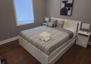 sypialnia z łóżkiem z dwoma ręcznikami w obiekcie Peoatas Place w mieście Oakville