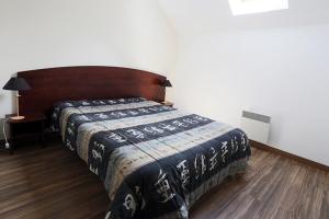 um quarto com uma cama com um cobertor em Résidence Serias - 3 Pièces pour 6 Personnes 534 em Germ