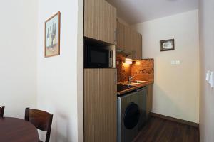una pequeña cocina con fregadero y microondas en Résidence Serias - 3 Pièces pour 6 Personnes 544, en Germ