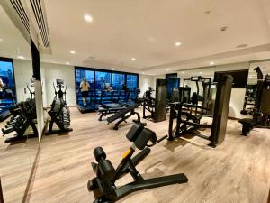 um ginásio com um monte de equipamentos de exercício nele em Chic & Spacious 2BR l Burj & Fountain Views l near Dubai Mall l Pool l Gym em Dubai