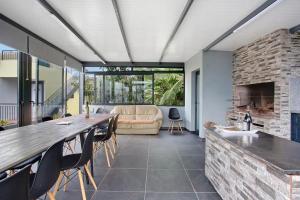 een keuken en een woonkamer met een stenen open haard bij Sea La Vie Madeira in Ribeira Brava