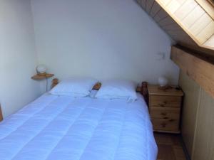 a bedroom with a bed and a wooden dresser at Résidence Les Flocons Du Soleil - Chalets pour 6 Personnes 474 in Germ