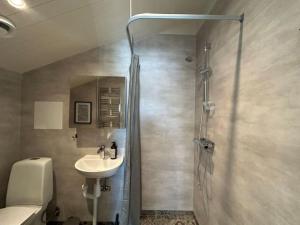 W łazience znajduje się umywalka i prysznic. w obiekcie Annas B&B w mieście Järvsö