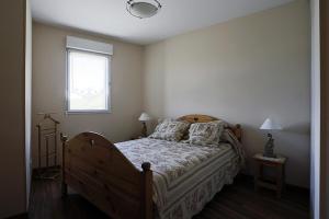 a bedroom with a bed and a window at Résidence Serias - T2/6pers SERIAS 32- Peyresourde MAE-3514 in Germ