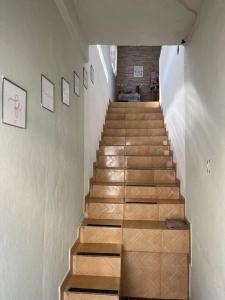 uma escada numa casa com pisos de madeira em Kitinet com 01 quarto em Vila Velha