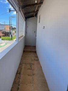 un corridoio vuoto con finestra in un edificio di Kitinet com 01 quarto a Vila Velha