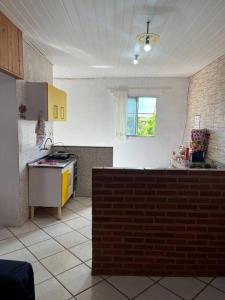 cocina con fregadero y fogones en Kitinet com 01 quarto, en Vila Velha