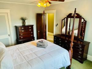 1 dormitorio con cama, tocador y espejo en Greenridge Getaway:Near Universities & Attractions, en Scranton