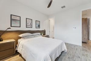 Gallery image of Modern 5BR Getaway, PS5 & Board Games - Port St. Lucie, Florida in Carlton +37 photos