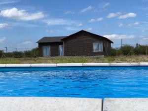 Bazén v ubytování Cabaña con piscina nebo v jeho okolí