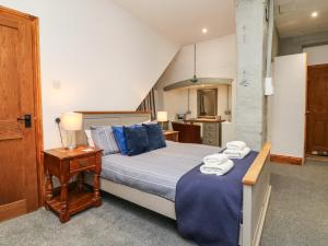1 dormitorio con 1 cama con toallas en Blue Bay en Lynton