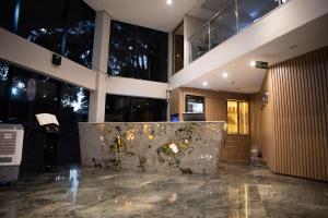 a lobby of a building with a sculpture in the middle at Hotel Portinari Centro in Foz do Iguaçu +43 photos