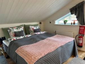 ein Schlafzimmer mit einem großen Bett im Dachgeschoss in der Unterkunft Annas B&B in Järvsö