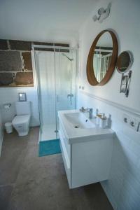 埃爾戈爾福的住宿－Apartamento Narcisa，一间带水槽、卫生间和镜子的浴室