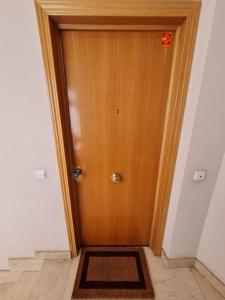a wooden door in a room with a rug at Estupendo Apartamento en Madrid in Madrid
