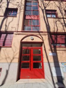 a red door on the side of a building at Estupendo Apartamento en Madrid in Madrid