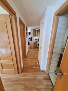 a hallway with an open door to a kitchen at Estupendo Apartamento en Madrid in Madrid