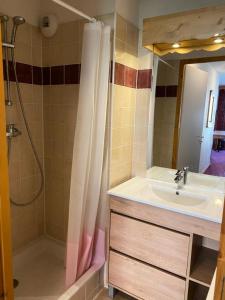 une salle de bain avec un rideau de douche et un lavabo dans l'établissement Résidence Cristallines - 3 pièces 6 personnes MAE-0054, à Orcières