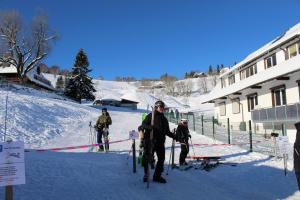 een groep mensen op ski's in de sneeuw bij Sonnerhof Hofsgrund in Oberried