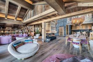 uma sala de estar com tectos e pisos em madeira em Résidence Nanook - Chalets pour 15 Personnes 444 em Saint-Martin-de-Belleville