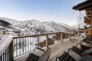 a balcony with chairs and a view of mountains at Chalet Quebec - Chalets pour 14 Personnes 454 in Saint-Martin-de-Belleville