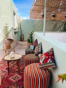 patio z 2 krzesłami i stołem w obiekcie Riad El Marah w Marakeszu