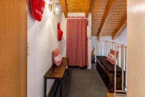 - un couloir d'une maison avec un banc et des escaliers dans l'établissement Ferienwohnung Auf dem Hohen, à Hüfingen