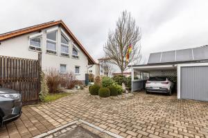 une maison avec une voiture garée dans une allée dans l'établissement Ferienwohnung Auf dem Hohen, à Hüfingen