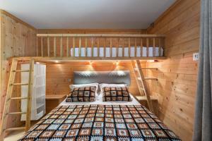 a bedroom with two bunk beds in a cabin at Résidence Coton - Pièces 544 in Saint-Marcel