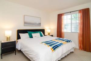 - une chambre avec un grand lit et une fenêtre dans l'établissement Up to 20% off weekly stay 3BR 2.5 miles to airport, à Ontario
