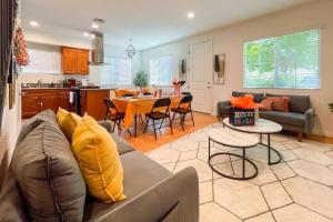 sala de estar con sofá y mesa en Up to 20% off weekly stay 3BR 2.5 miles to airport, en Ontario