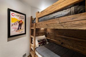a bunk bed in a room with a movie poster at Résidence Les Cimes Blanches - 4 Pièces pour 6 Personnes 414 in Courchevel