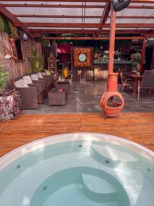 a large hot tub in a patio with a bar at Bambú Lodge San Jose Airport in Ciudad Cariari