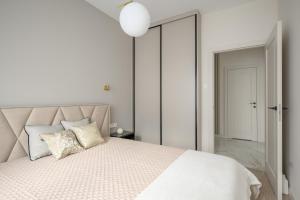 1 dormitorio con 1 cama grande y espejo grande en Apartament na Brodatego, en Varsovia