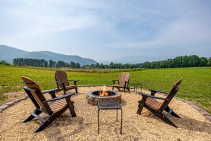 Ảnh trong thư viện ảnh của Misty Morning Meadow Breathtaking Smoky Mountain Cabin with Hot Tub, Views, & Free Tickets ở Cosby