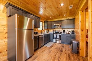 Ảnh trong thư viện ảnh của Misty Morning Meadow Breathtaking Smoky Mountain Cabin with Hot Tub, Views, & Free Tickets ở Cosby