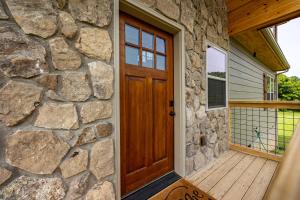 Ảnh trong thư viện ảnh của Misty Morning Meadow Breathtaking Smoky Mountain Cabin with Hot Tub, Views, & Free Tickets ở Cosby +28 ảnh