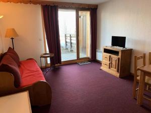 Cette chambre comprend un lit, une télévision et une fenêtre. dans l'établissement Résidence Cristallines - 2 pièces 4 personnes MAE-4444, à Orcières