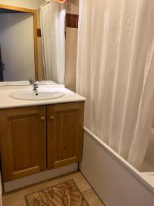 une salle de bain avec un lavabo et une douche avec un miroir dans l'établissement Résidence Cristallines - 2 pièces 4 personnes MAE-4444, à Orcières