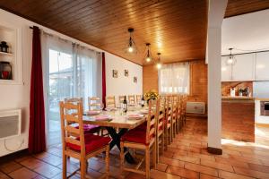 comedor con mesa y sillas en Grand Gîte Saint-Lary centre pour 15 pers. pouvant accueillir jusqu’à 17 pers. en Saint-Lary-Soulan